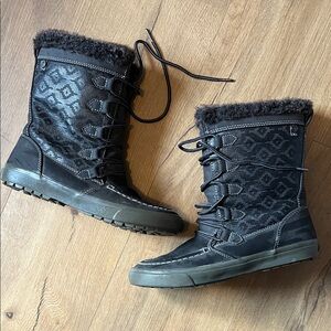 NWOT Roxy Black Patterned Winter Boots